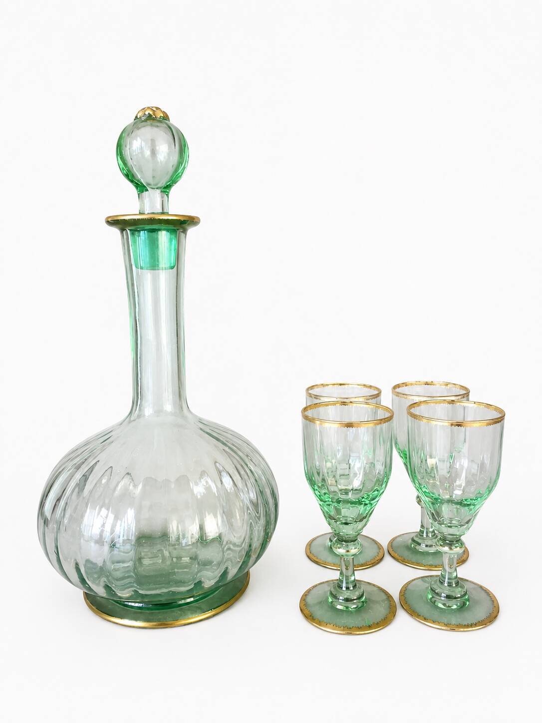 Carafe à liqueur avec ses verres en verre vert et doré