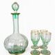 Carafe à liqueur avec ses verres en verre vert et doré