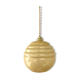 Pale yellow opaline ball suspension