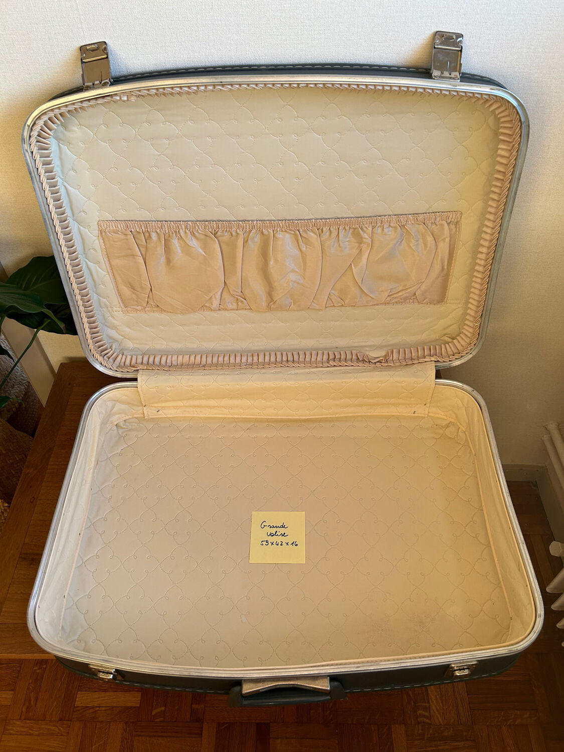 Complete set of "stewardess" nesting suitcases