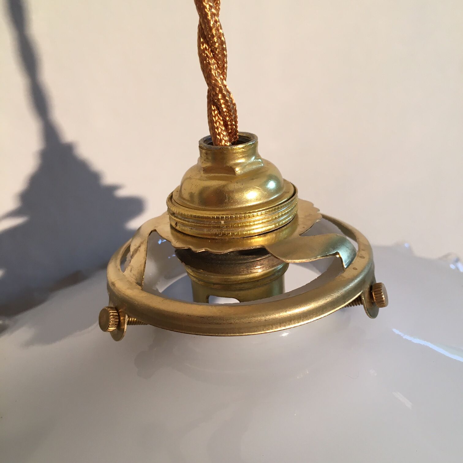 Pair of white opaline hanging with transparent serrated edges