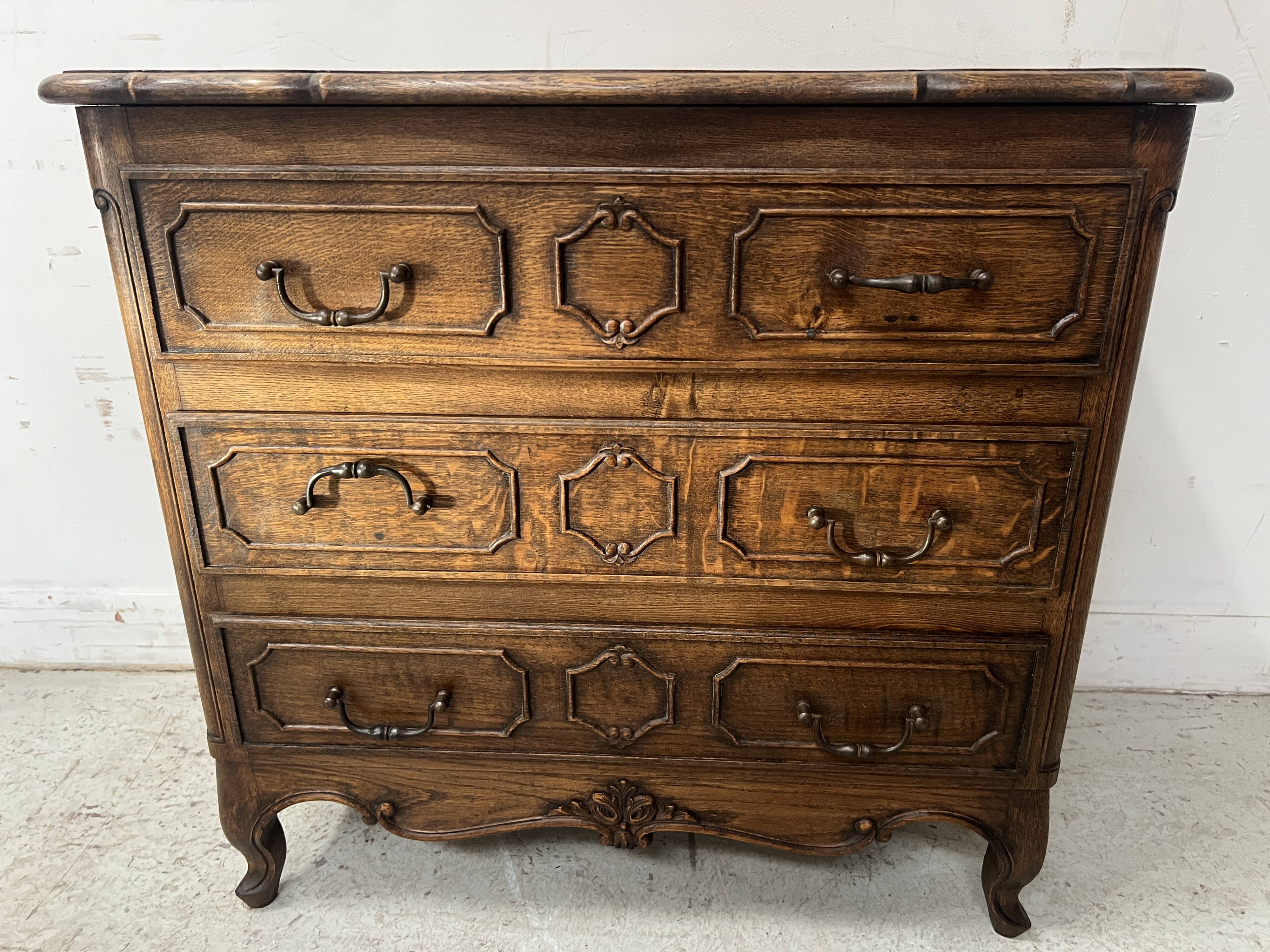 Commode de style Régence en chene sculpté XX siècle