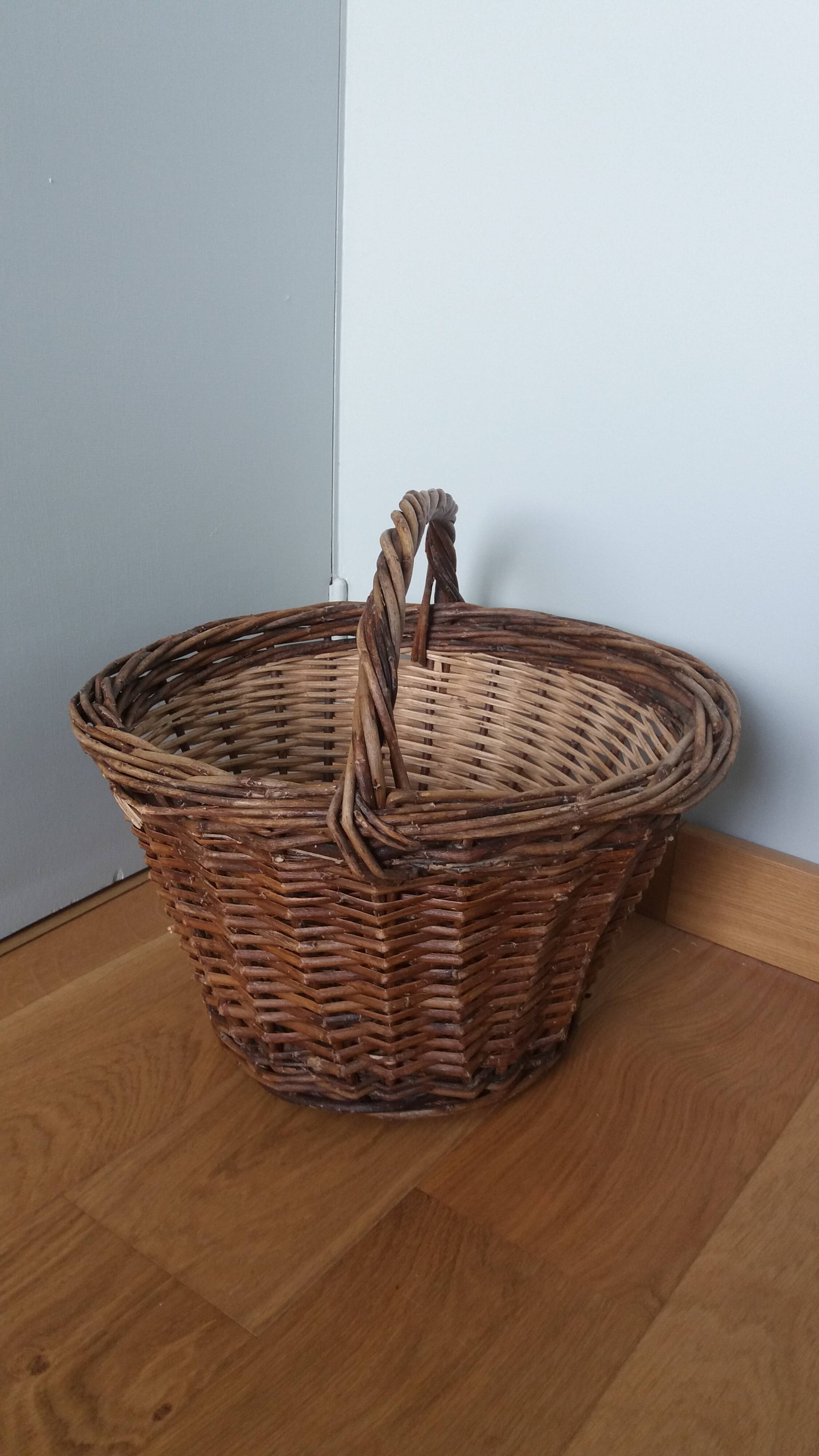 Woven wicker basket with handle