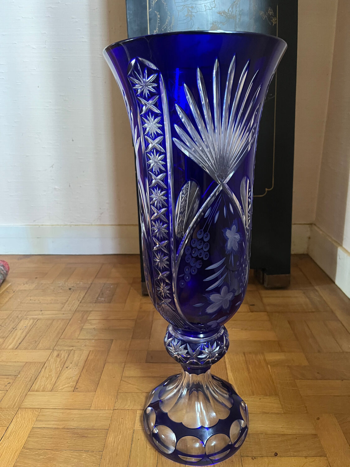 Monumental vase in Bohemian crystal – Cobalt blue – Hand-cut – 53