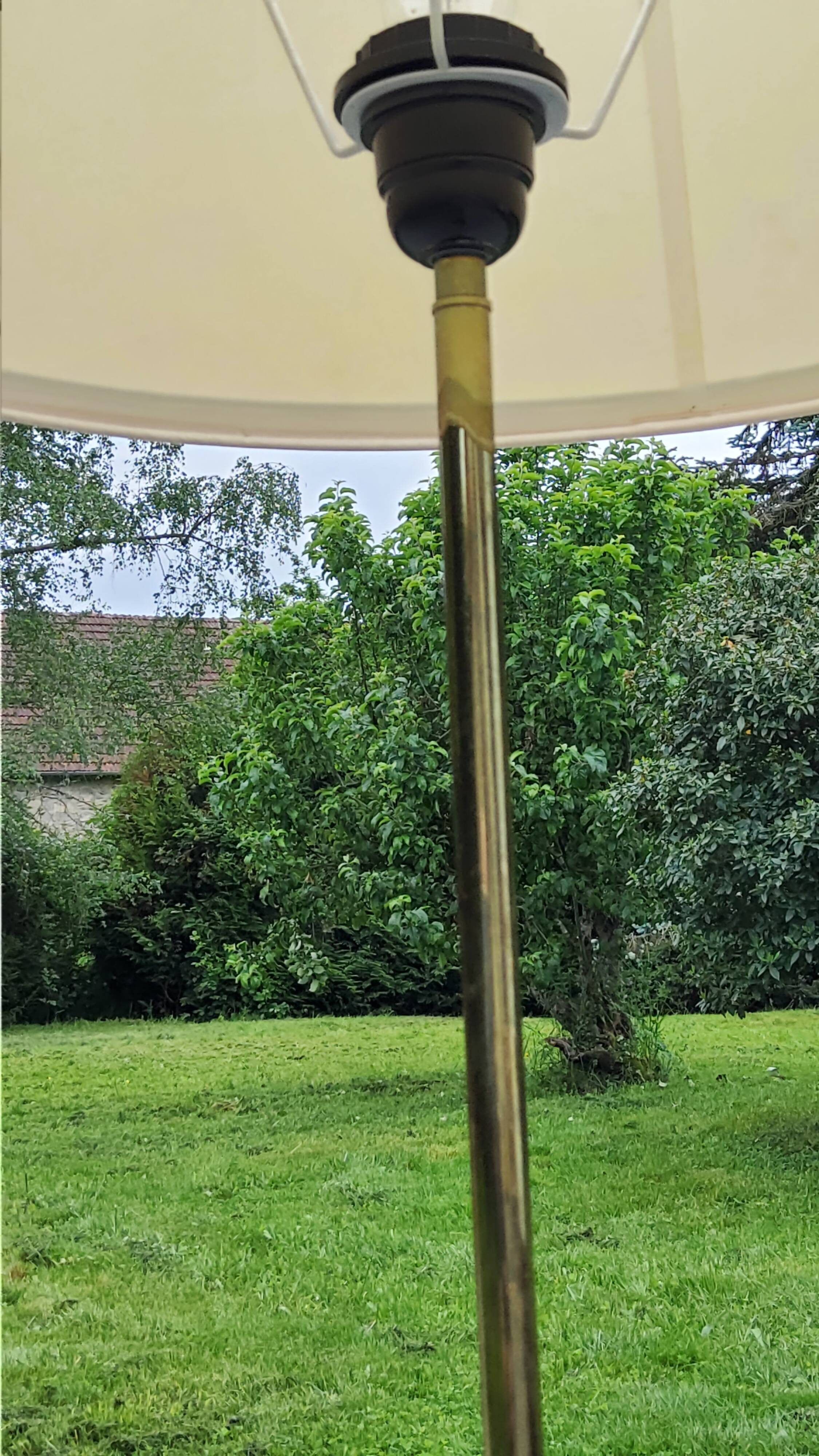 Vintage tripod floor lamp from the 60s in wood and brass