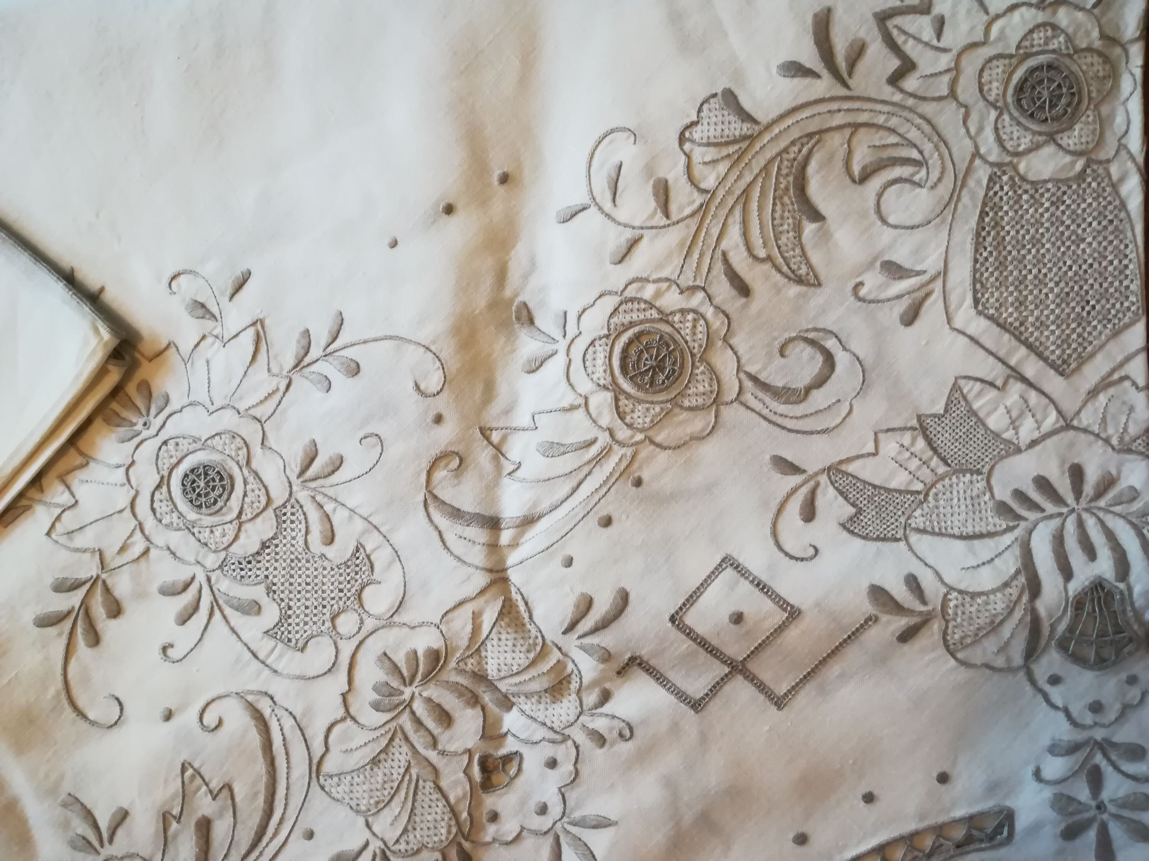 Round off-white tablecloth embroidered with grey flowers with 8 matching napkins - festive table