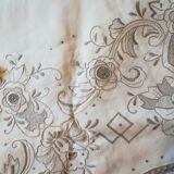 Round off-white tablecloth embroidered with grey flowers with 8 matching napkins - festive table