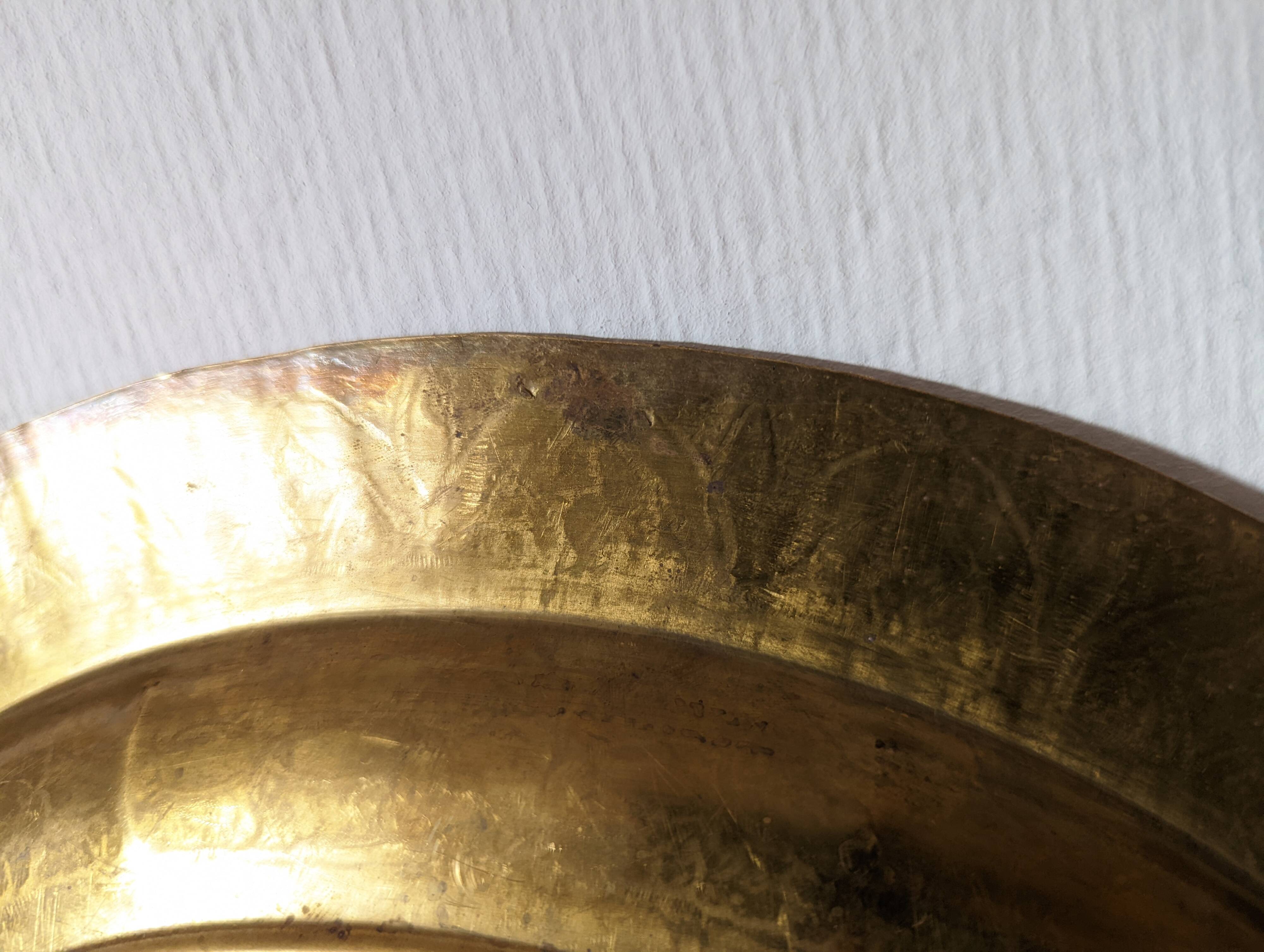 Plateau marocain gravé rond métal doré , cuivre jaune