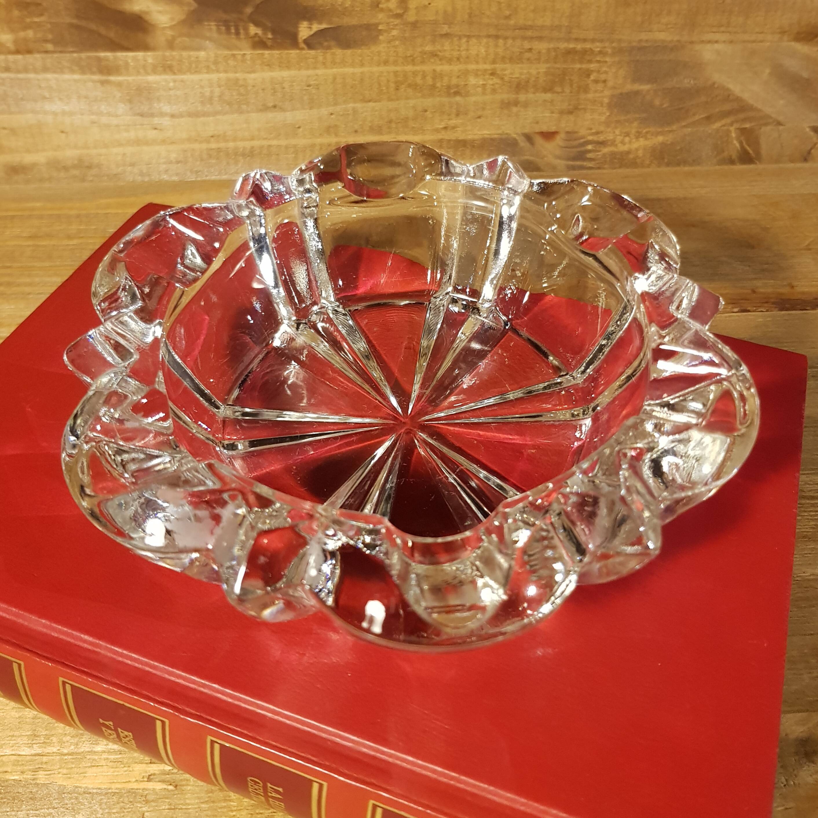 Thick glass ashtray or pocket