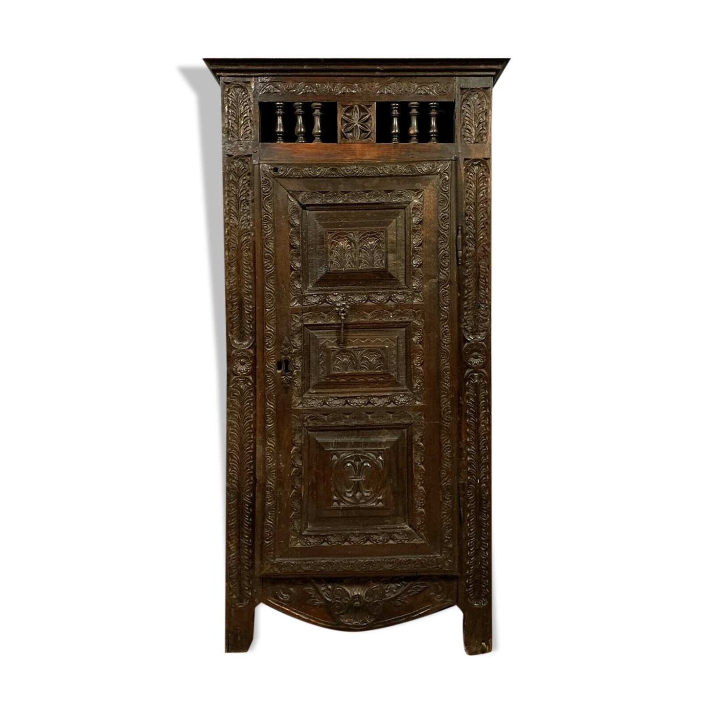 Old Renaissance bonnetière in solid oak with brown patina around 1750