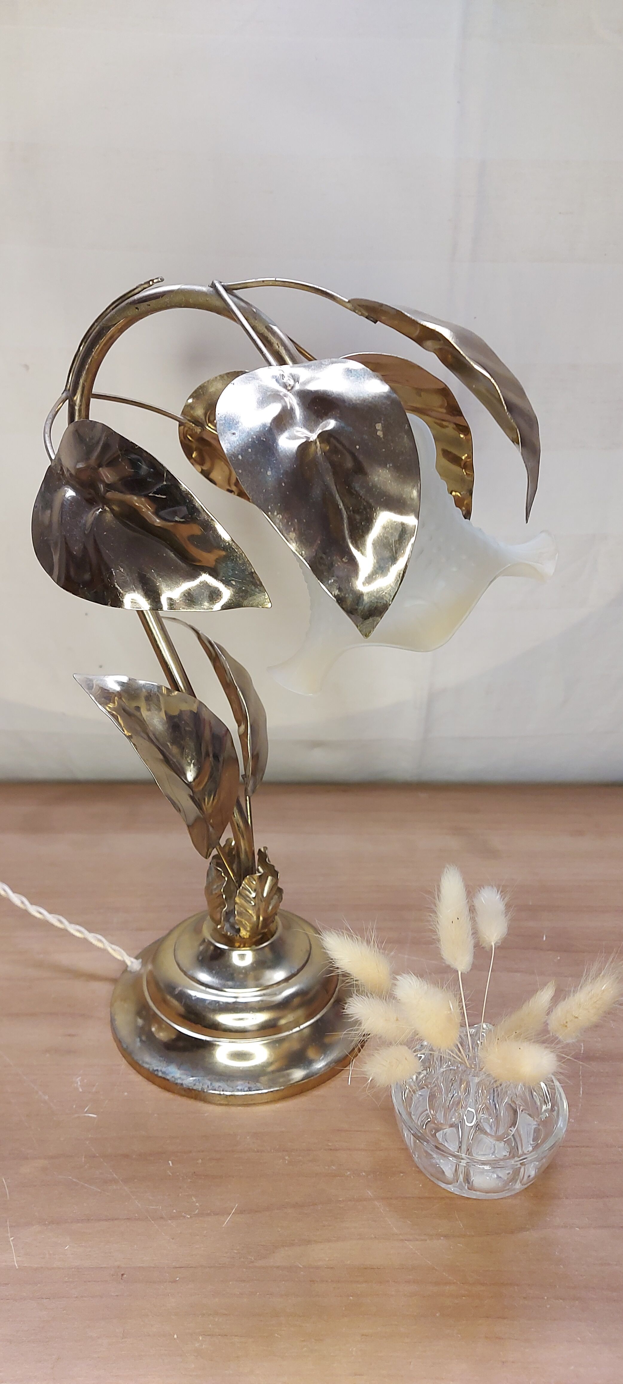 Gold metal flower lamp