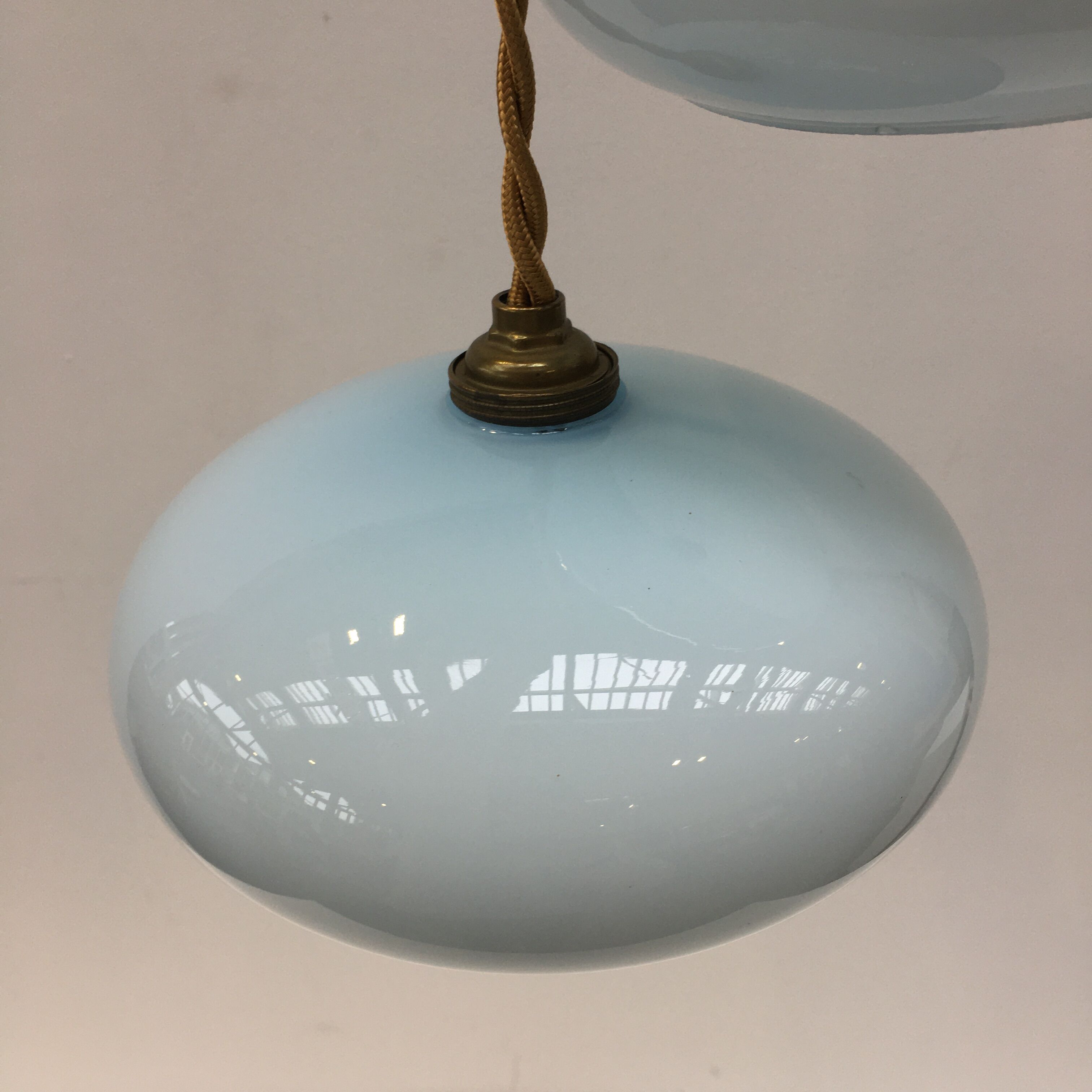 Paire de suspensions vintage en opaline bleu pale