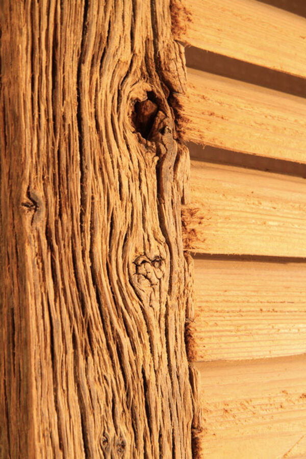 Paire de volets en bois décapé