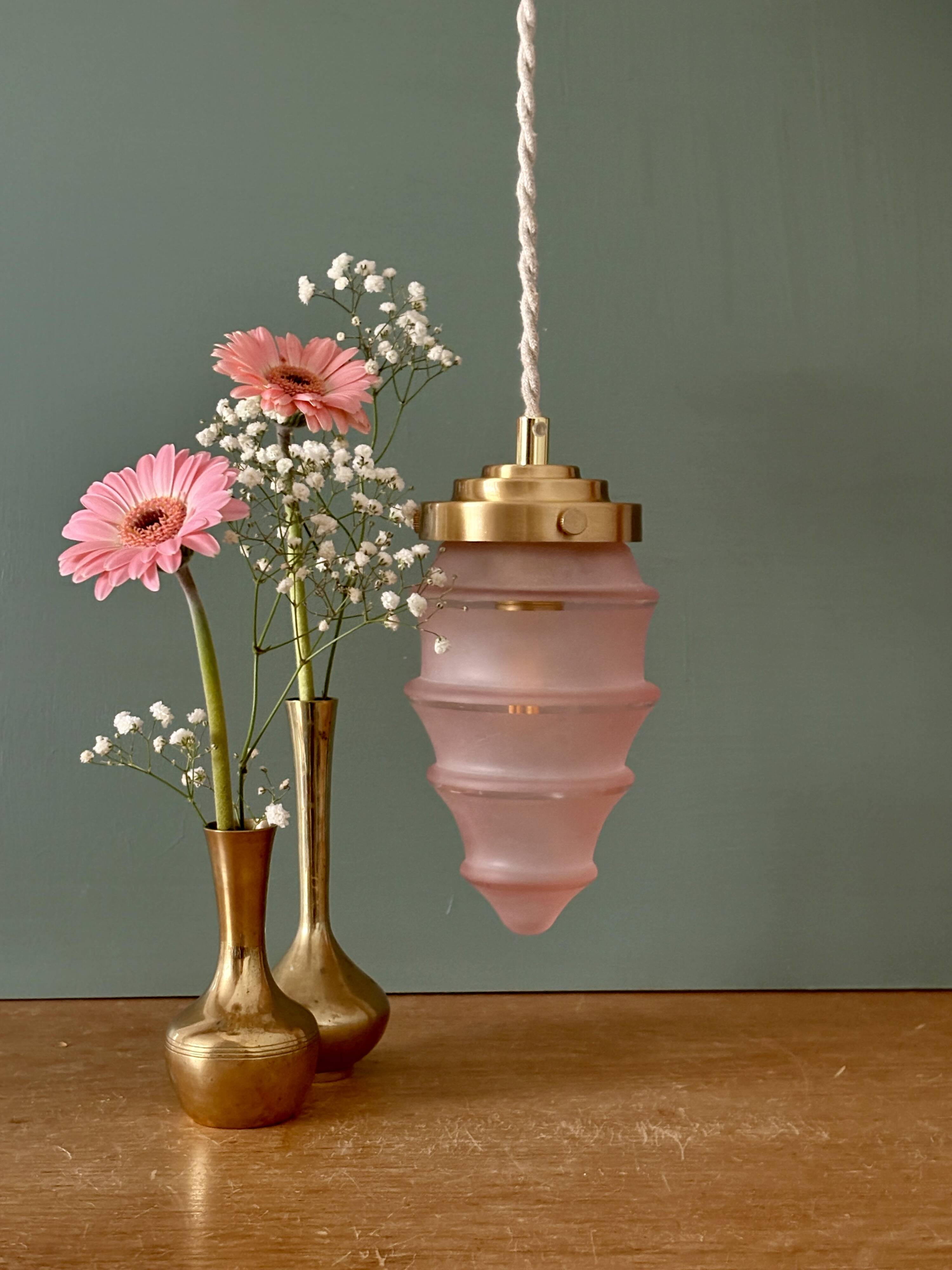 Suspension globe vintage en verre rose dépoli