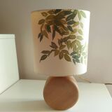 Lampe en bois avec abat jour en soie , peint à la main , signé