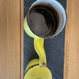 Cafetière jaune en métal émaillé