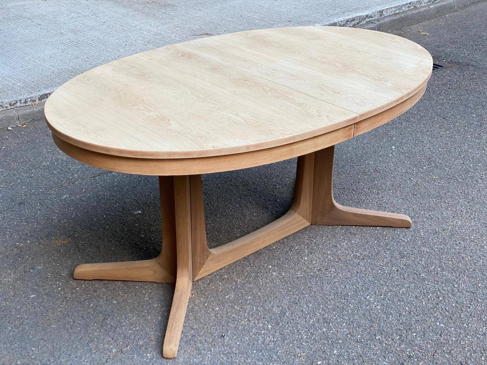 Table scandinave ovale extensible Baumann décapée en teck brut 240cm 1960