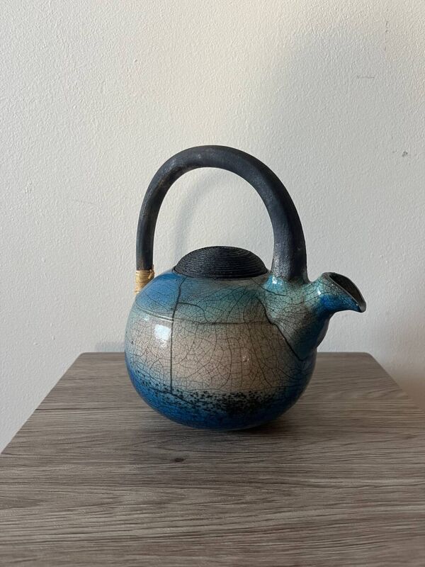 Théière artisanale en céramique raku bleu – anse haute design japonais