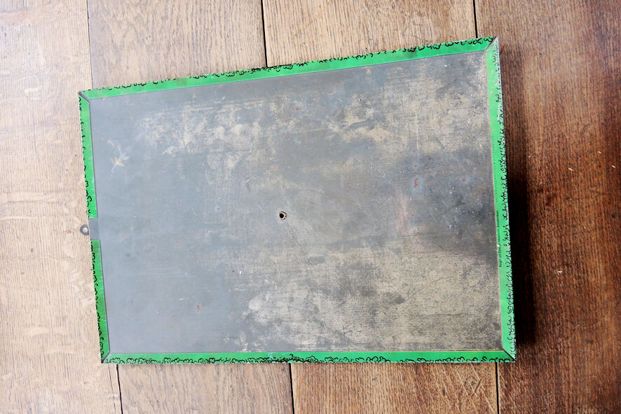 Old plate in elalée plate spice guide for good cooking