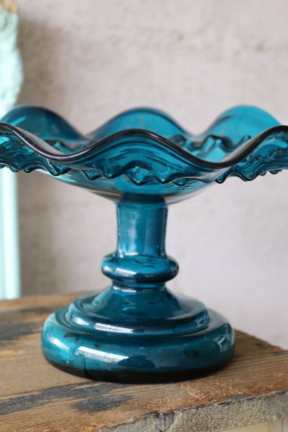 Coupe sur pied ancienne en verre soufflé