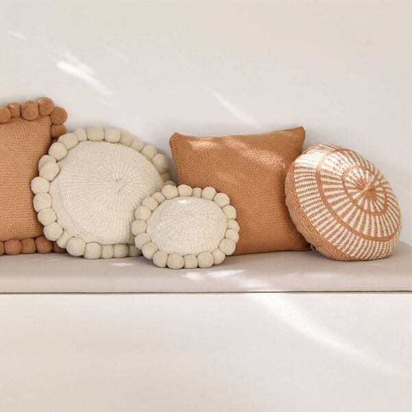 Mini coussin rond à pompons blanc en laine