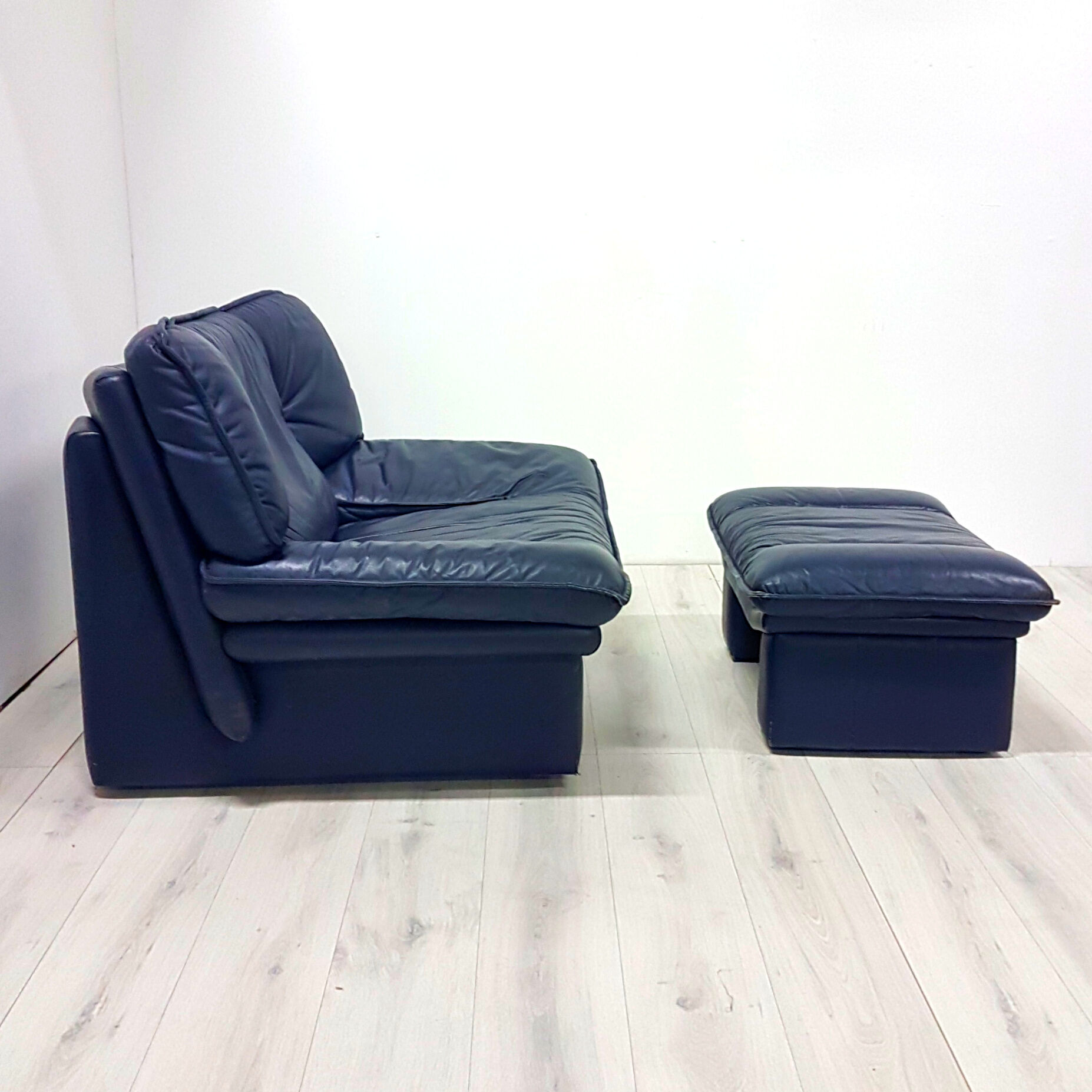 Post modern leather lounge chairs with ottoman by Nicoletti Salotti, Italy 1980s
