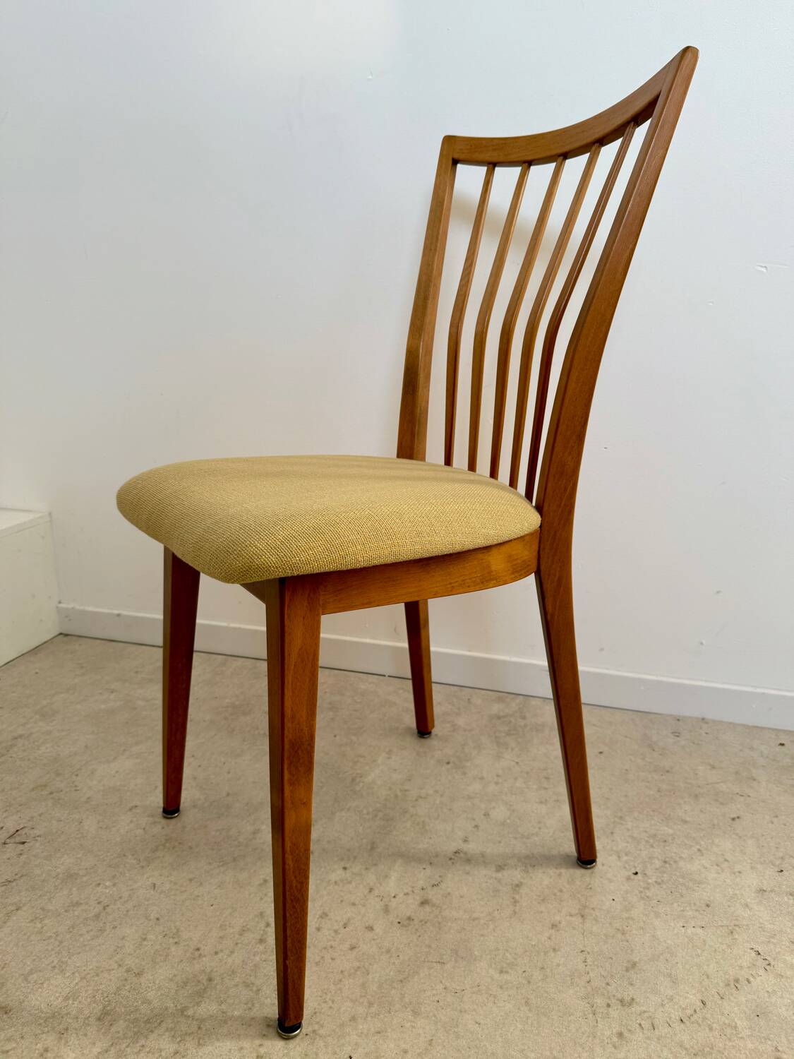 Lot of 6 old solid beech chairs, vintage design from the 60s, new fabric