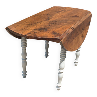 Oval folding table
