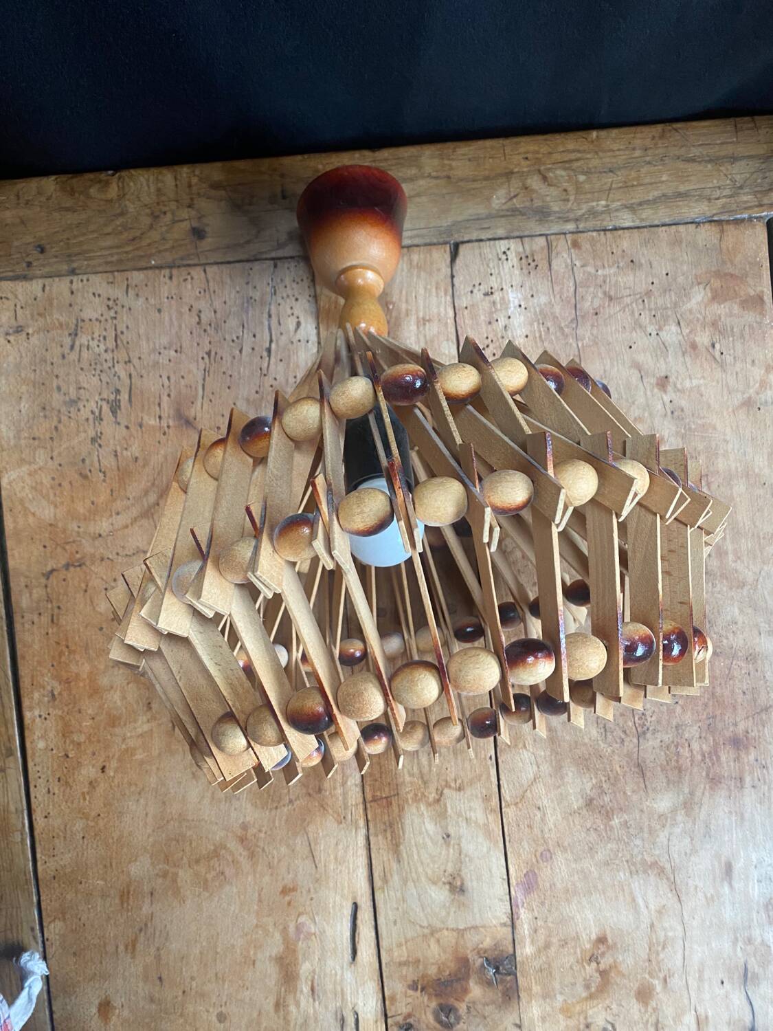 Lustre en bois vintage