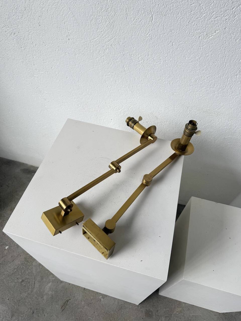 Pair of brass wall lights with articulated arms from the 70s