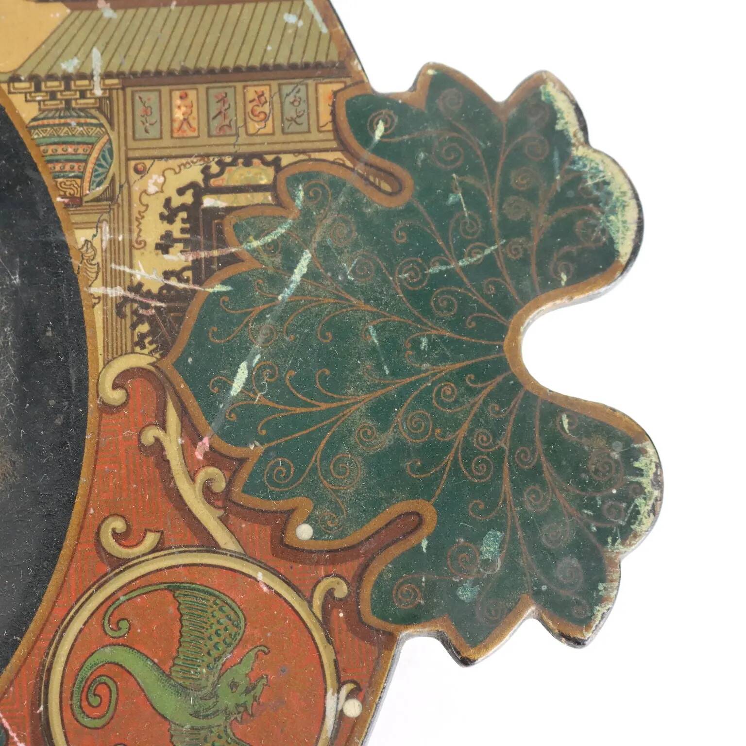 Paper-mâché plateau with Asian decoration, England, late 1800s.