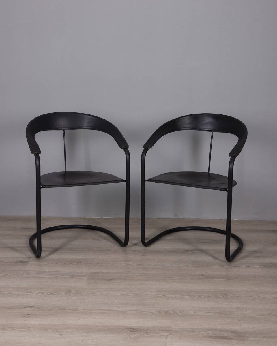 Paire de chaises "Canasta" en métal et cuir des années 1970 conçues par Arrben