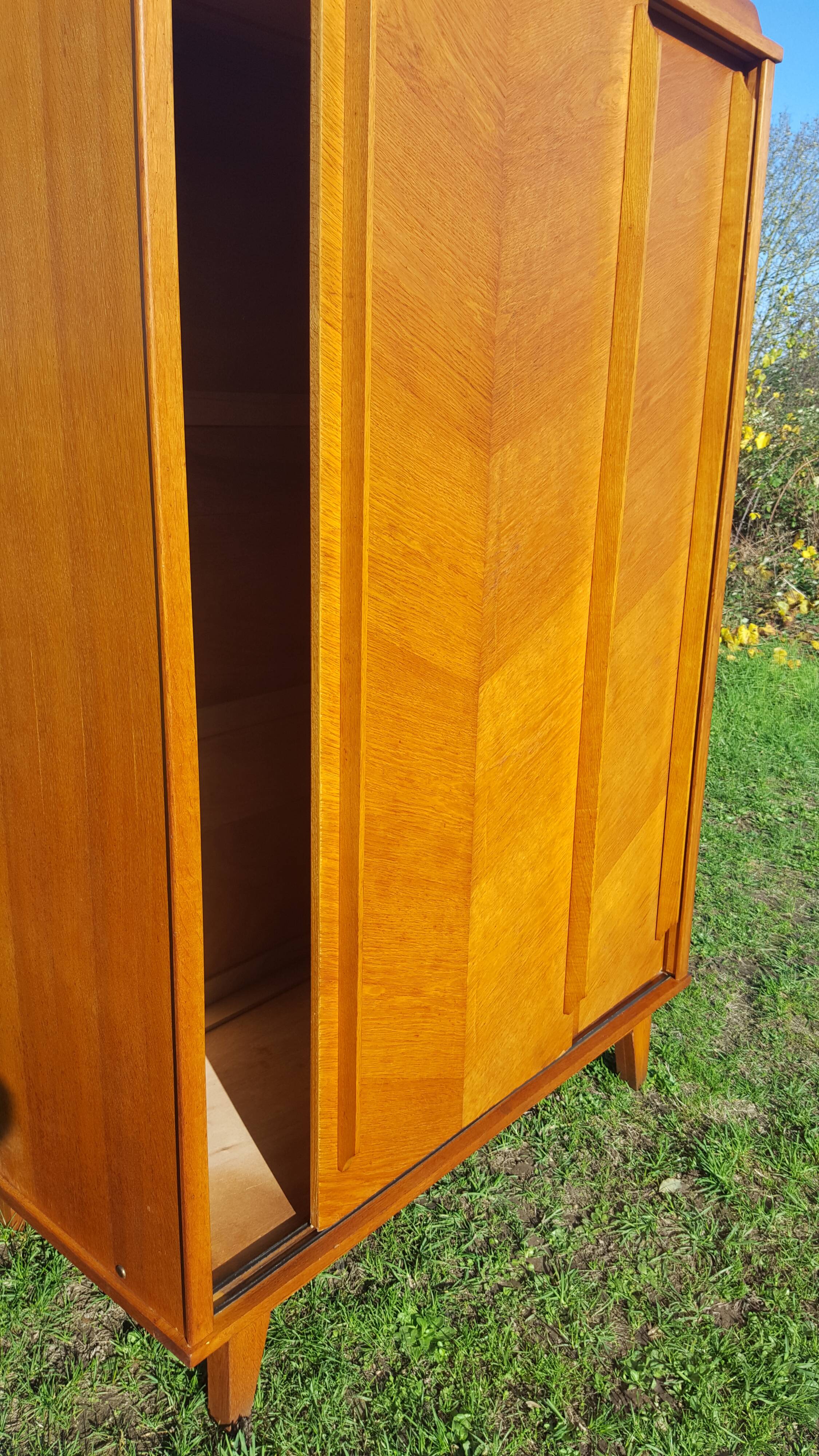 Scandinavian wardrobe foot compas vintage