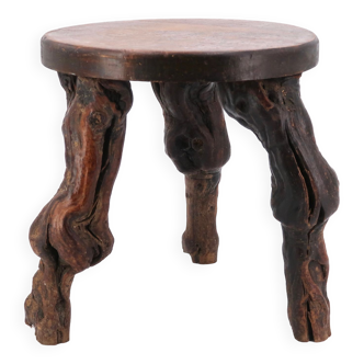 Tabouret brutaliste tripode en bois, pieds cep de vigne