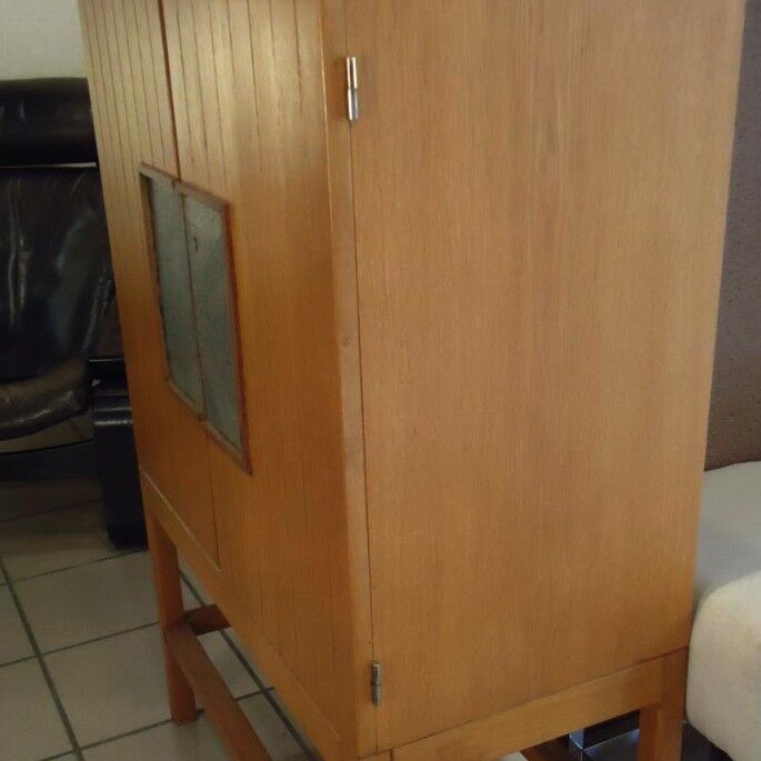 Bar cabinet opening with 2 doors from the 1950s.