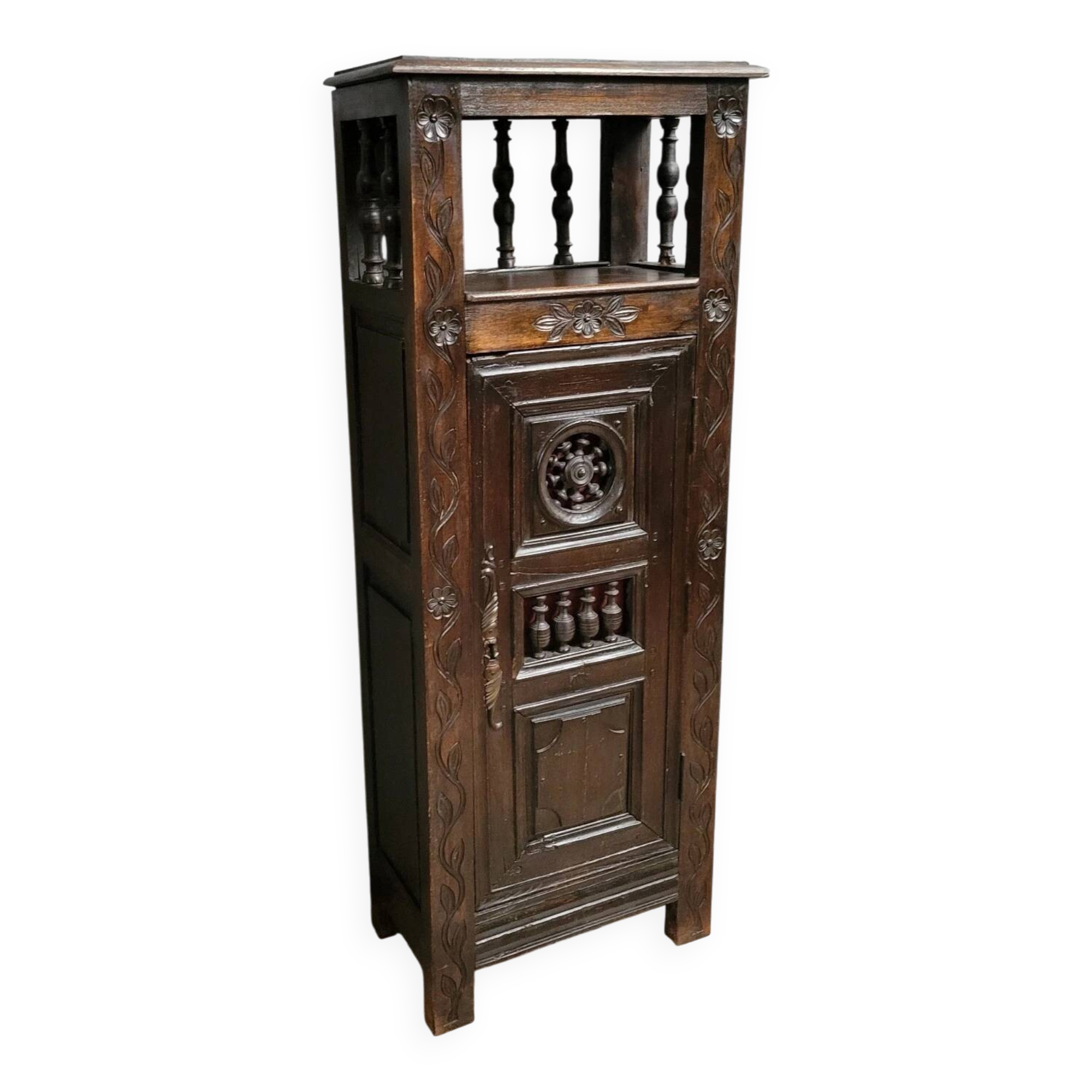 Breton bonnet maker in solid carved oak, 19th century, circa 1850