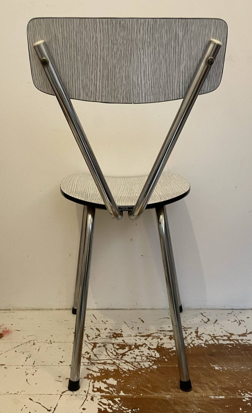 Chaise en formica blanc et noir