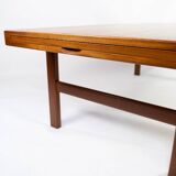 Coffee table in teak with extension plate of Danish design from the 1960s. The table is in great vin