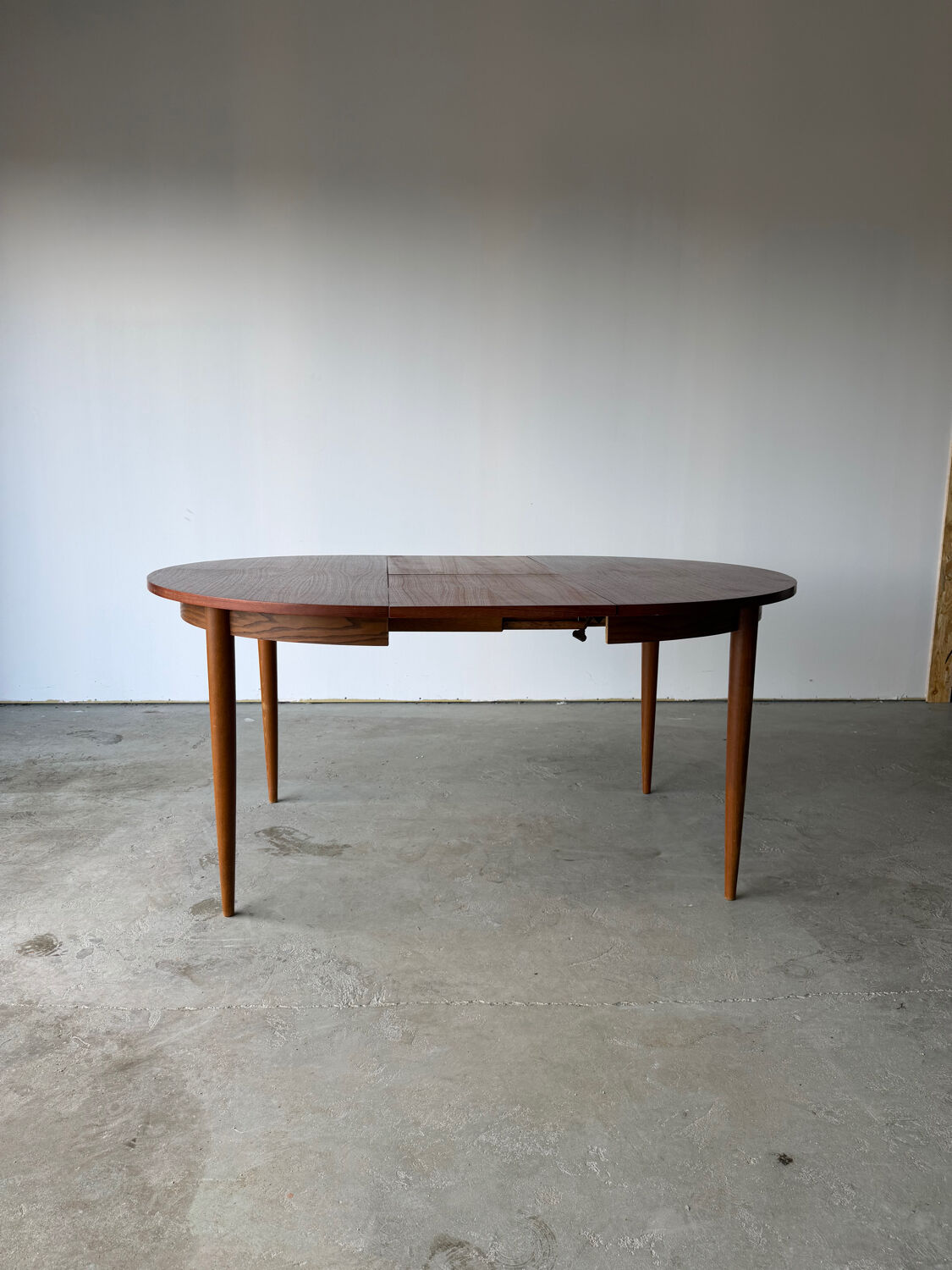 Scandinavian design extendable round table in teak, Danish manufacture.
