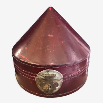 Boite à chapeau chinois ancienne en bois laqué rouge forme conique debut xxème