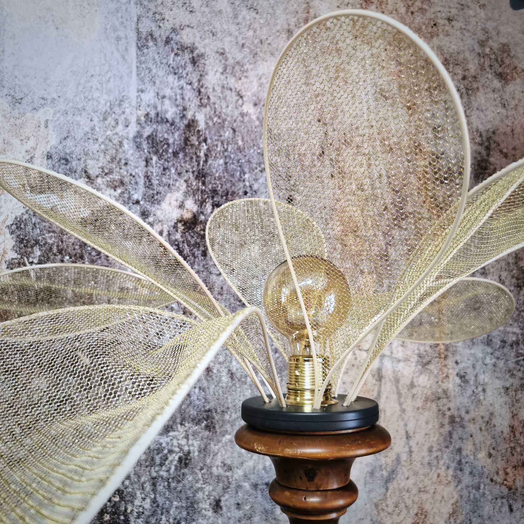 Table lamp, turned wooden foot, 8 rattan petals and golden mesh