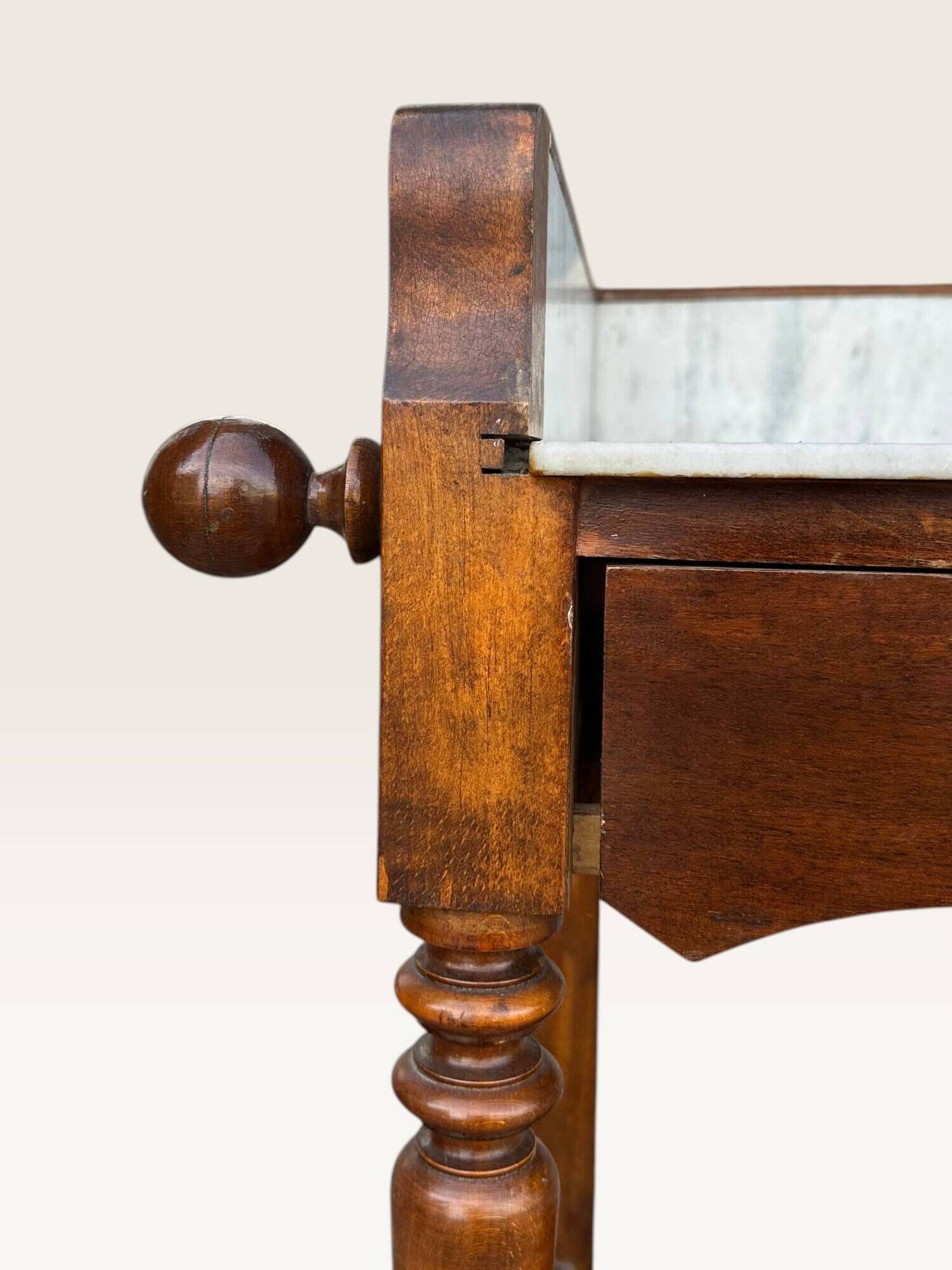 Dressing table in walnut and marble, late 19th century.
