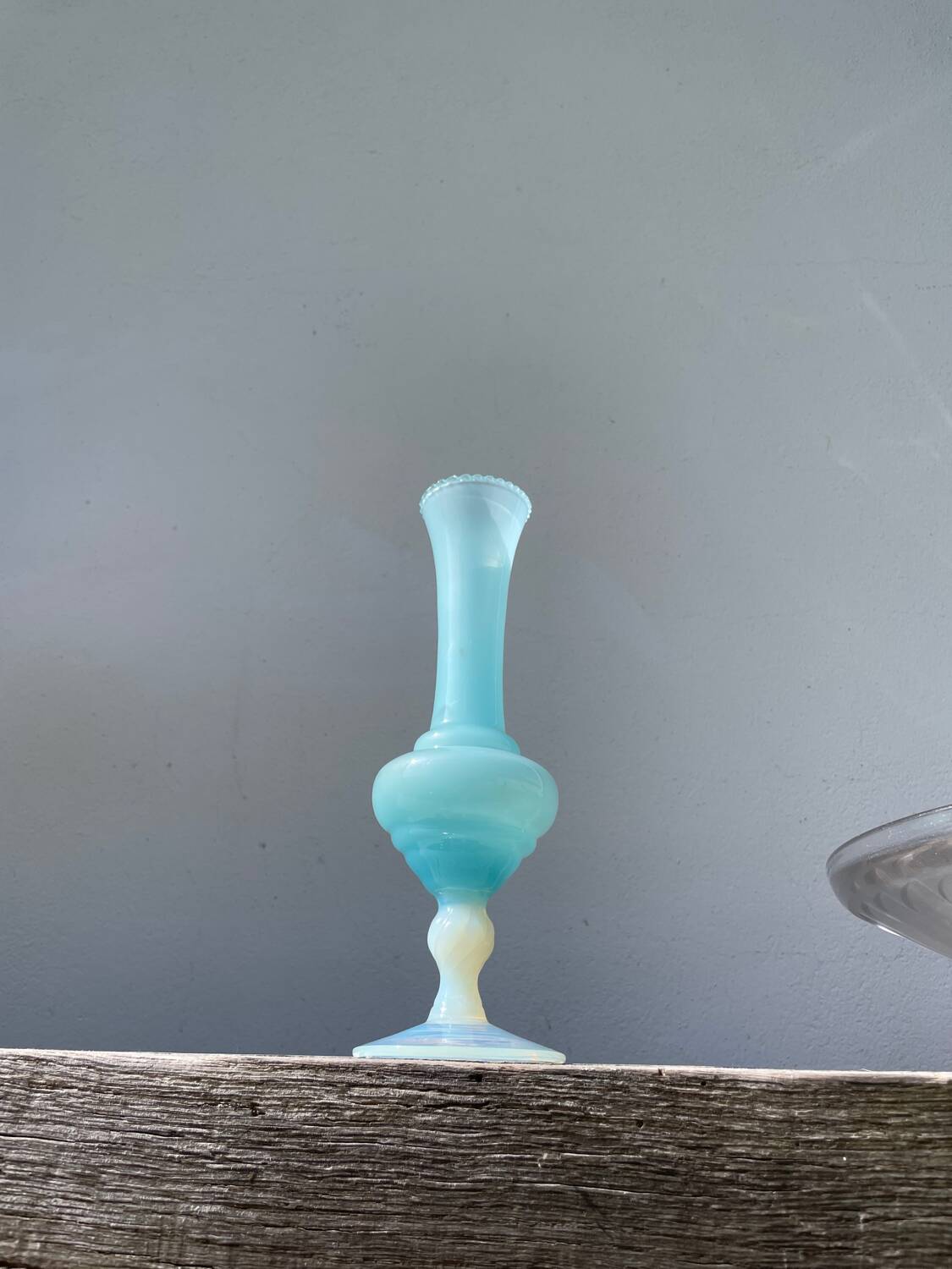 Vase romantique en opaline bleu