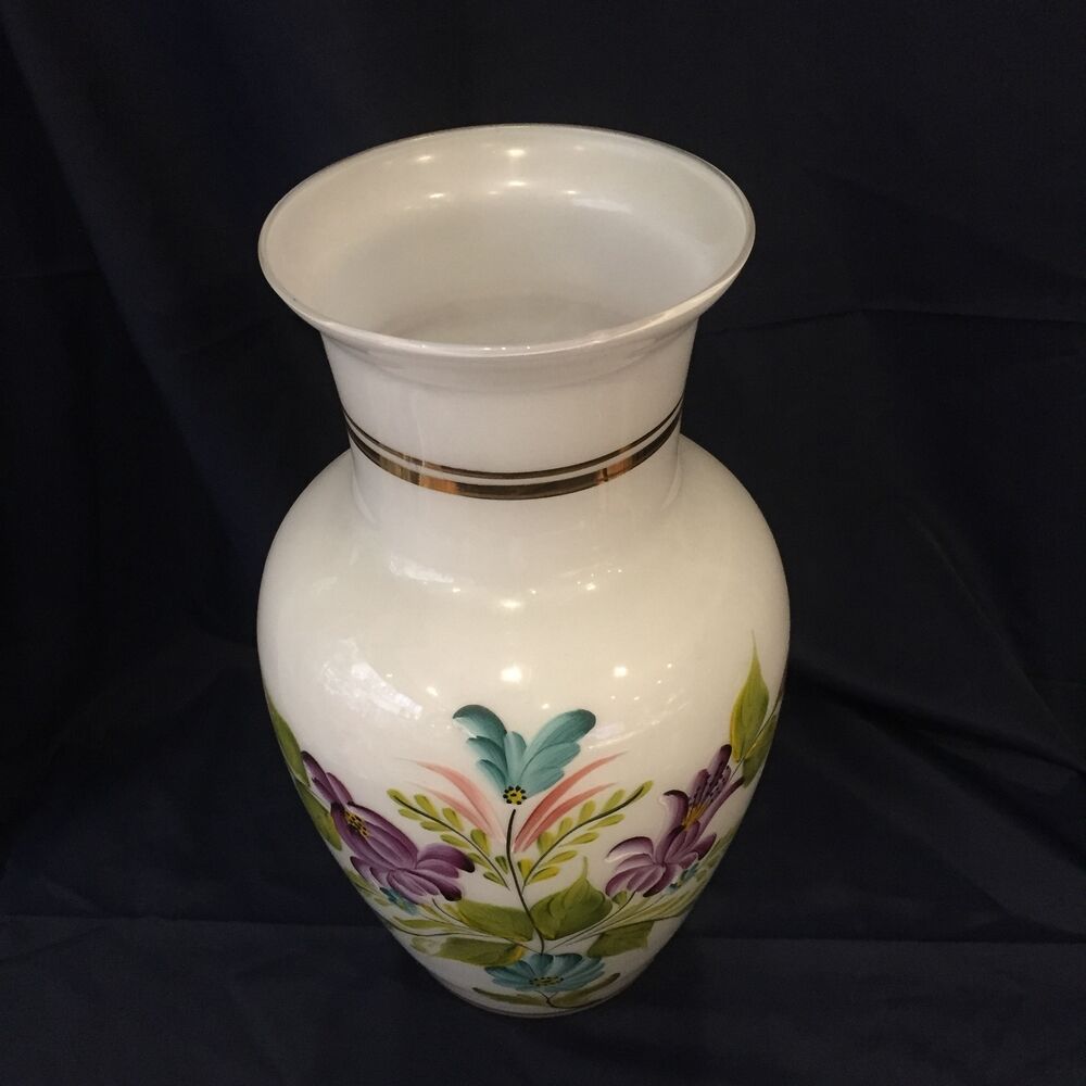 Vase in white opaline floral decoration