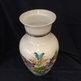 Vase en opaline blanche decor floral