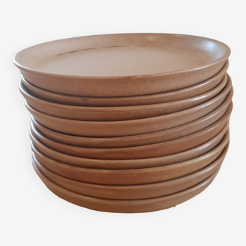 Flat stoneware plate