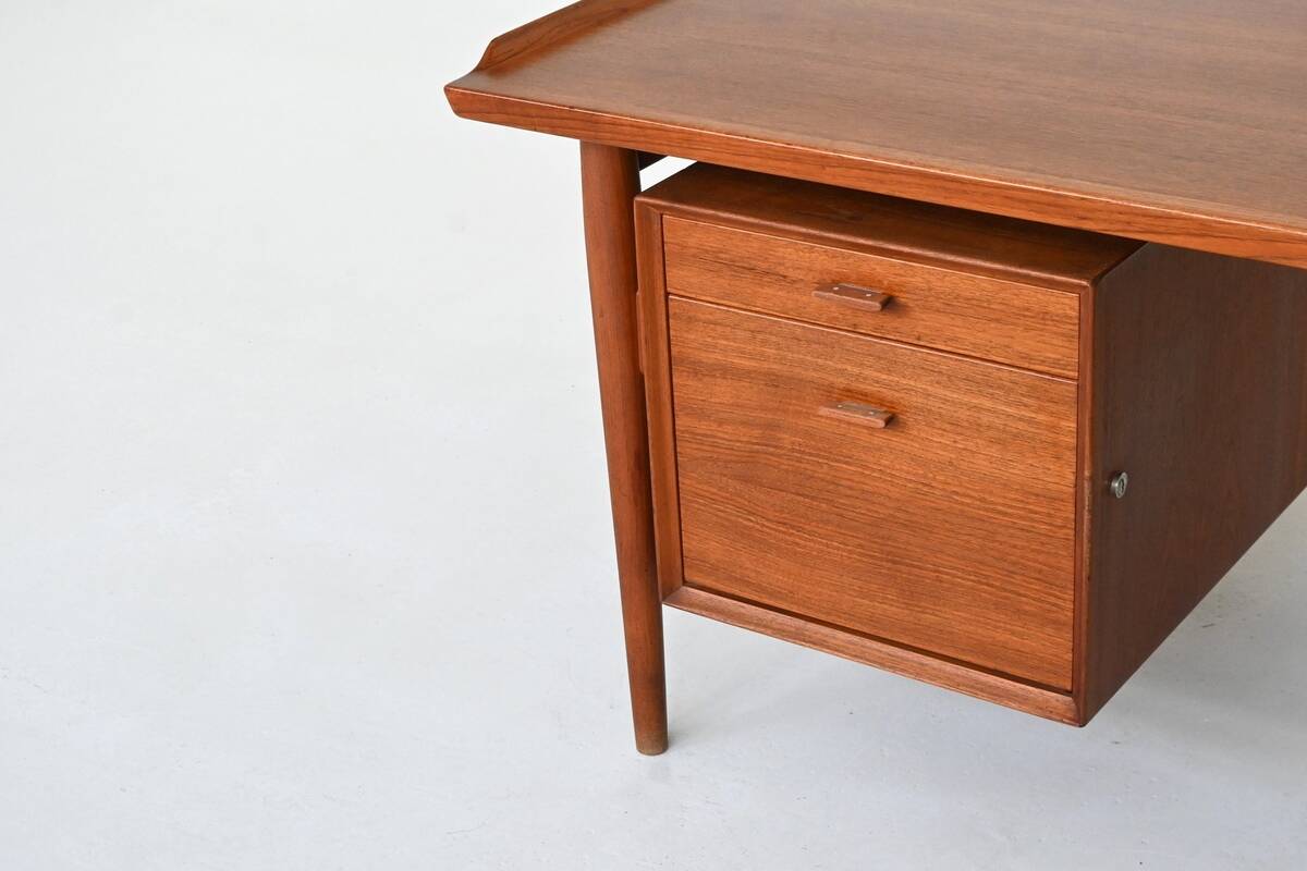 Arne Vodder writing desk model 207 in teak Sibast Denmark 1960