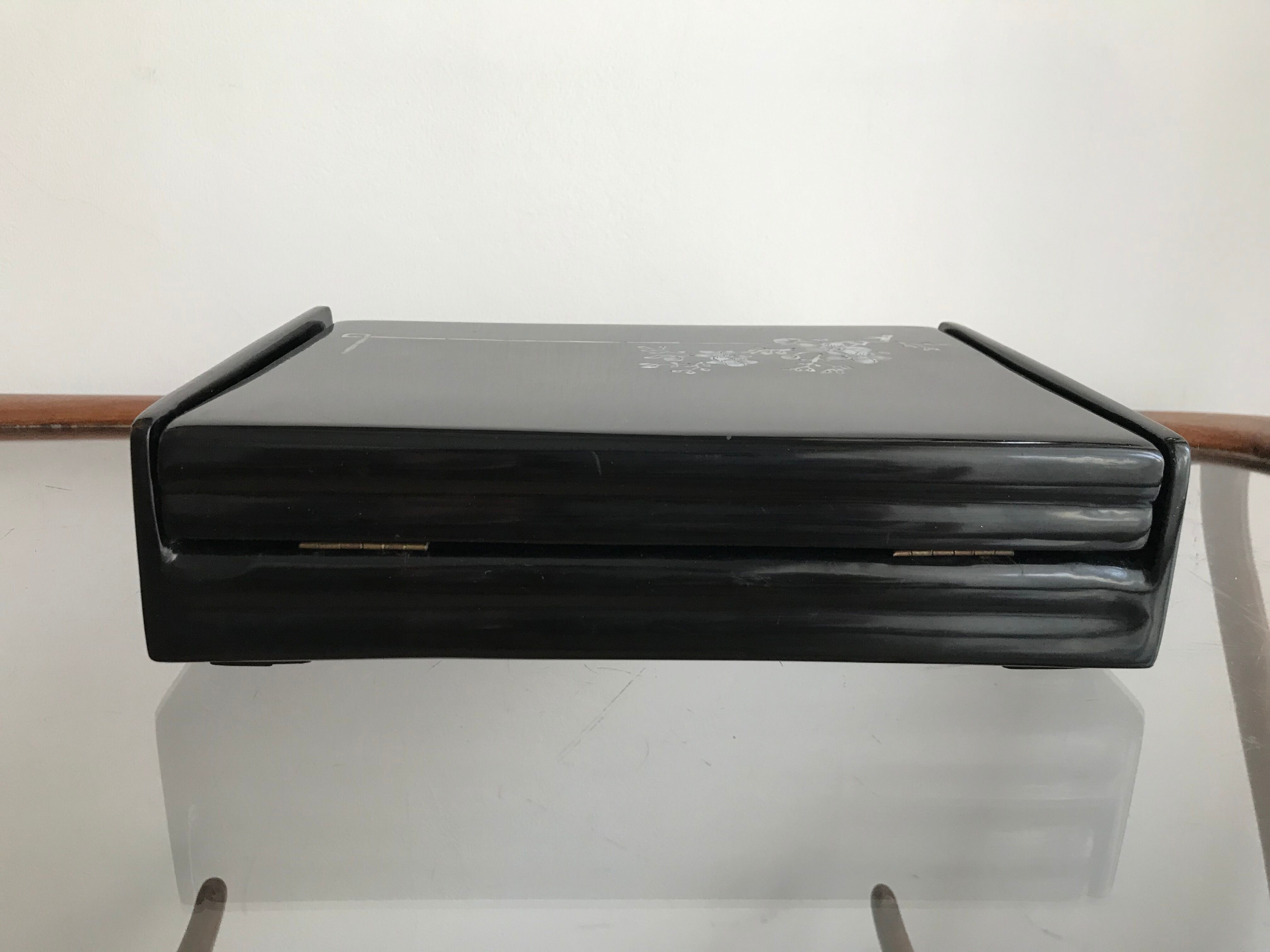 Large japanese laque box with mother-of-pearl marquetry