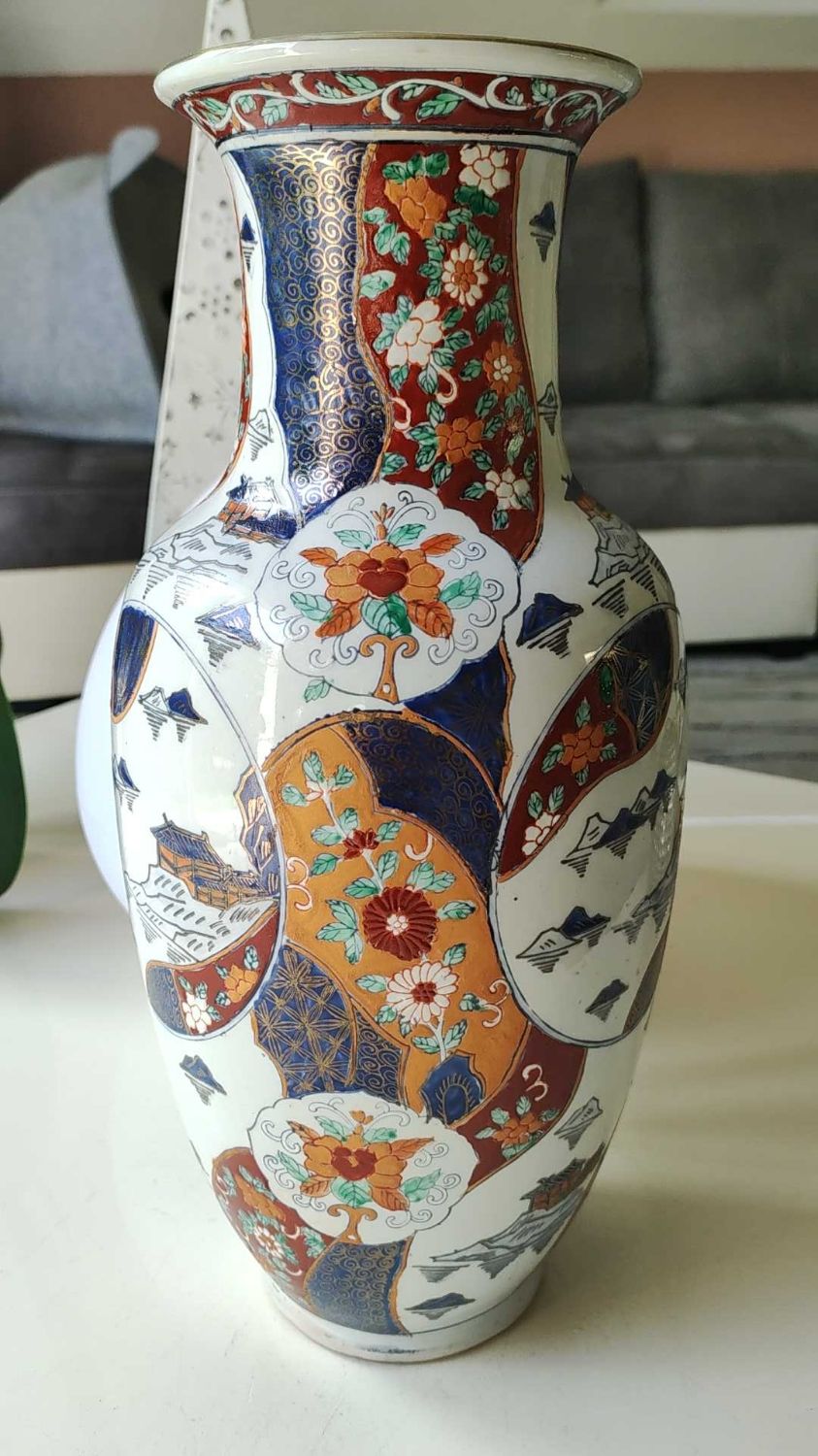 Chinese baluster vase in glazed ceramics. Wild, floral nature. Imari style. 32 cm