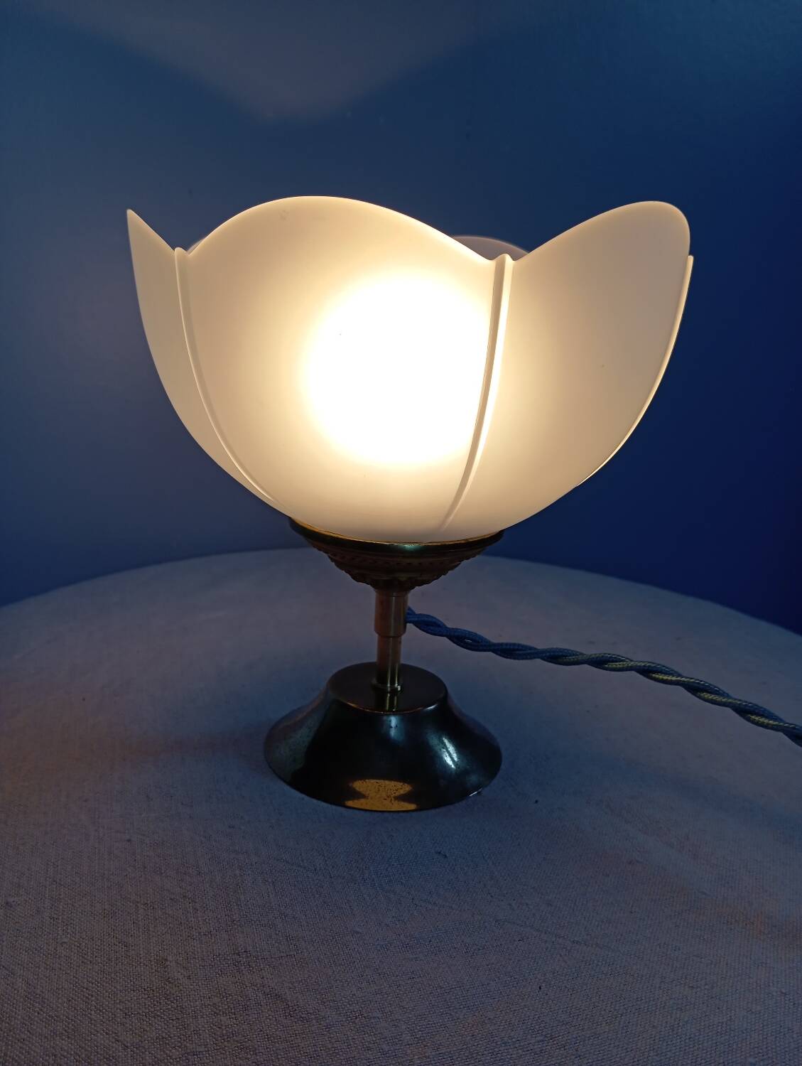 Art deco desk lamp white frosted corolla glass, gold base